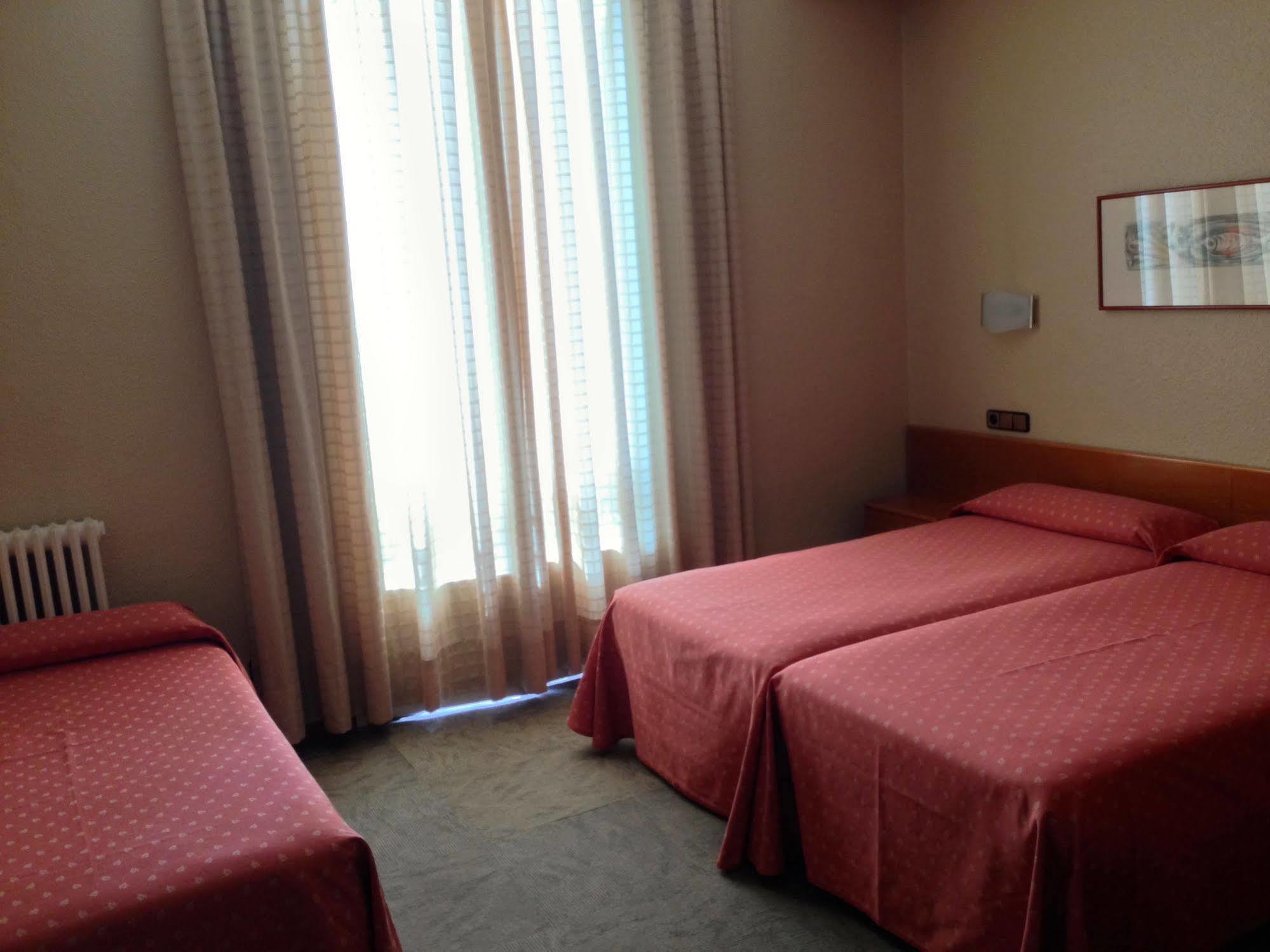 Hotel Pelayo Barcelona Bagian luar foto